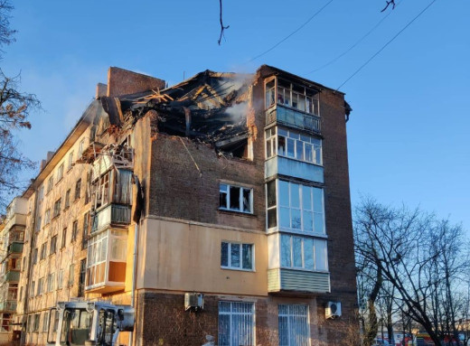 У Чернігові дрон атакував житловий будинок — зруйновані квартири, постраждалих немає фото У Чернігові дрон атакував житловий будинок — зруйновані квартири, постраждалих немає фото